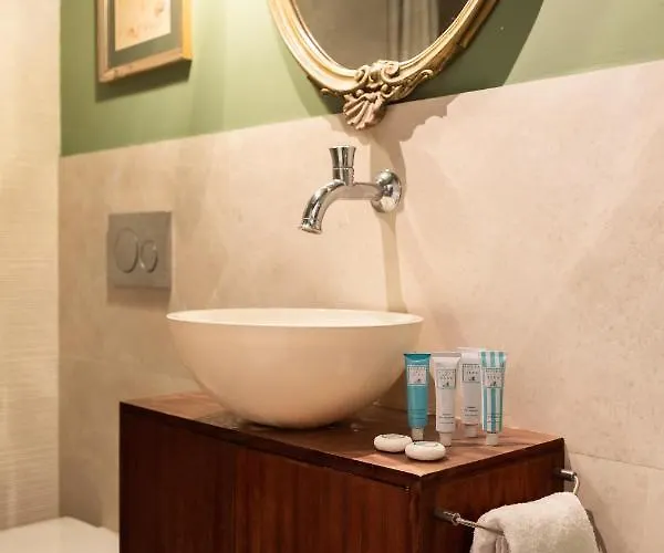 Chic And Style In Historical Via Giulia רומא